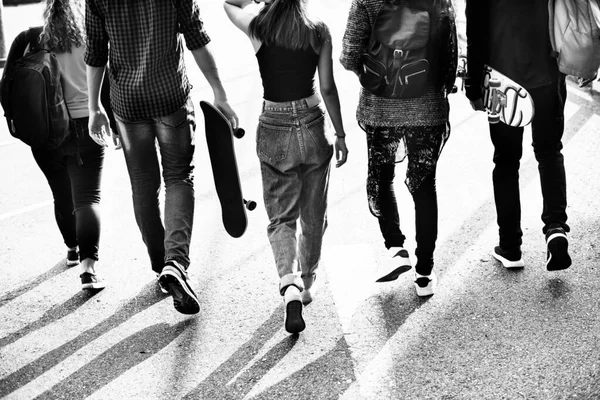 Grupo Adolescentes Diversos Saindo Juntos — Fotografia de Stock