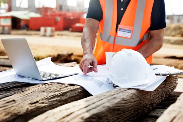 Fecho Empreiteiro Canteiro Obras Que Aponta Para Plano Dorminhoco Madeira — Fotografia de Stock