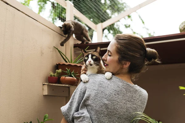 Mulher Brincando Com Férias Gato — Fotografia de Stock