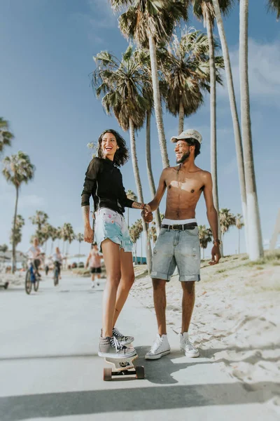 Couple Longboarding Venice Beach — Stock Photo, Image