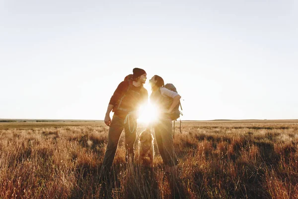 Pareja Senderismo Juntos Desierto —  Fotos de Stock