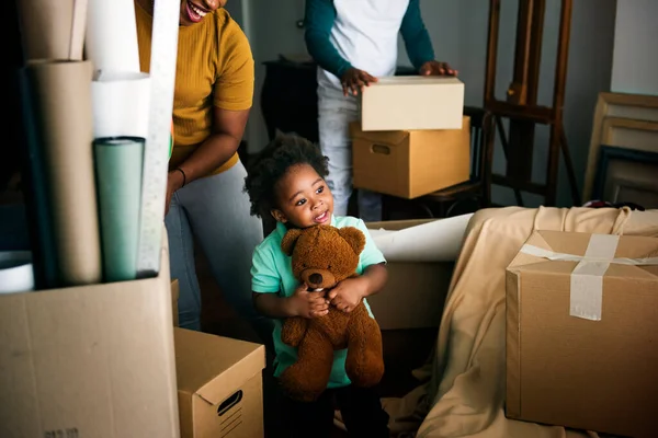 Negro Familia Mudándose Nueva Casa —  Fotos de Stock