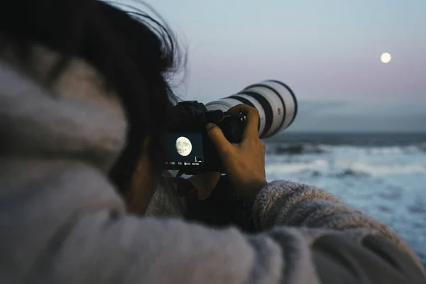 海で月を捉える写真家 — ストック写真