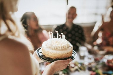 Doğum günü pastasını getiriyorum.