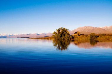 Gölün kıyısındaki basit bir kulübe.