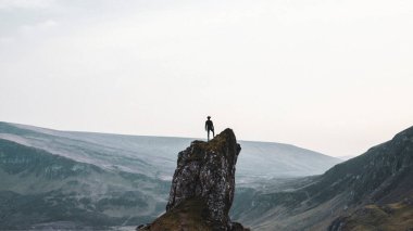 İskoçya 'daki Skye Adası' ndaki Quiraing 'de kadın dağcı.