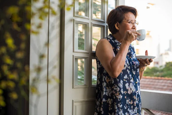 Mujer Mayor Bebiendo — Foto de Stock