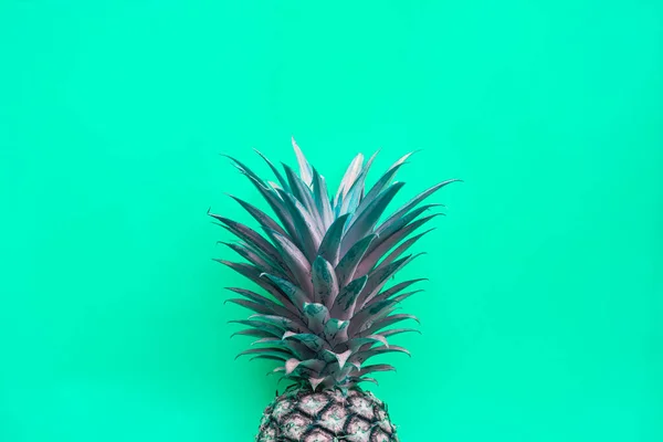 緑の背景を持つパイナップル — ストック写真