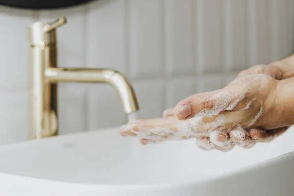 Mies Pesee Kätensä Saippualla — kuvapankkivalokuva
