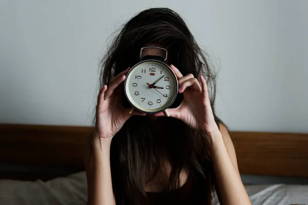 Flicka Håller Klocka Framför Hennes Ansikte — Stockfoto