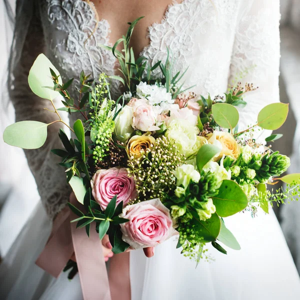 Noiva Seu Vestido Noiva Segurando Buquê Flores — Fotografia de Stock