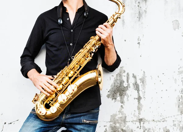 Egy Zenész Szaxofonjával — Stock Fotó
