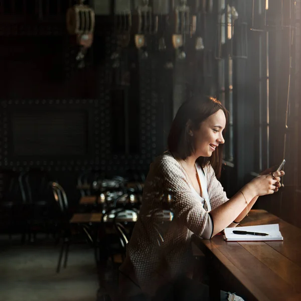 Girl Playing Her Phone — Stock Photo, Image