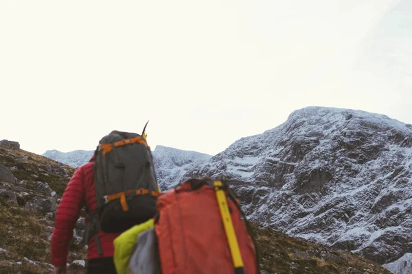 Wandelaars Een Berg Winter — Stockfoto