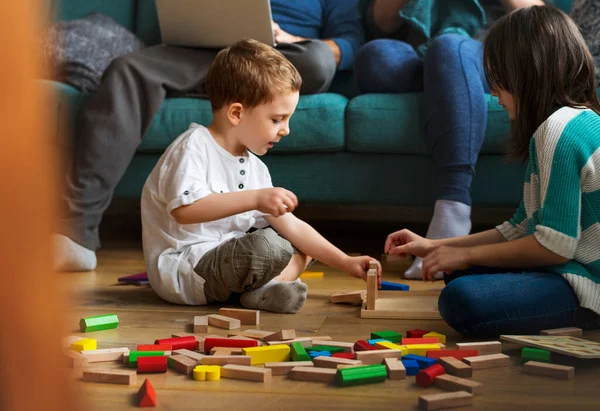 Kinder Spielen Holzklötze Auf Dem Boden — Stockfoto