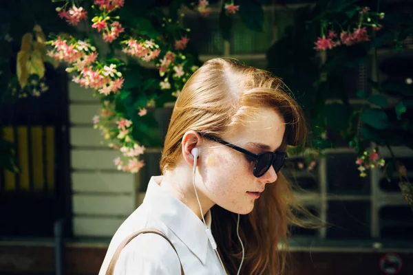 Summer Listening Chilling Connection Audio Concept — Stock Photo, Image