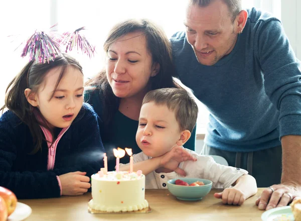 Kind Viert Verjaardag Met Zijn Familie — Stockfoto