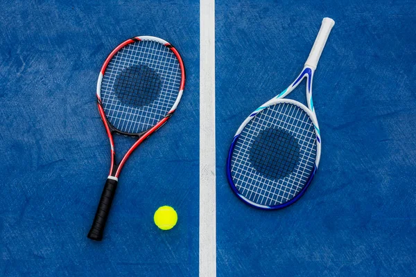 Tennisschläger Und Ball — Stockfoto