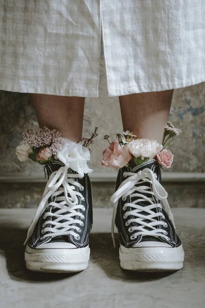 Mujer Usando Zapatos Con Flores — Foto de Stock