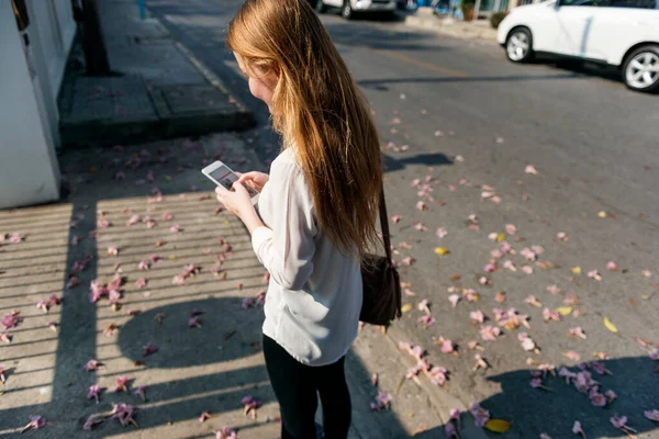 Meisje Browsen Telefoon Connection Concept Stockfoto