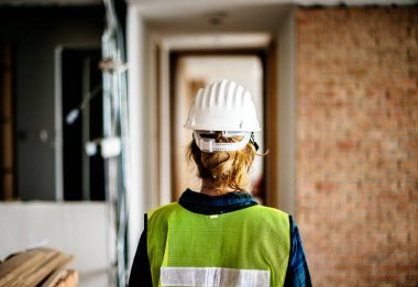 Başlık takan inşaat işçisi