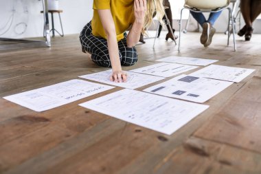 Katta oturup bir iş stratejisi planlamak.