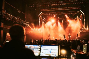 Canlı bir konserde ses mühendisi