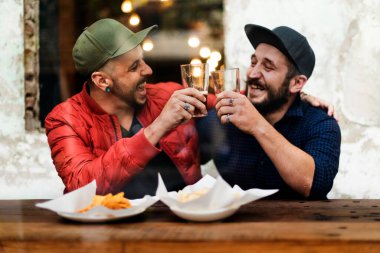 El yapımı bira, bira, alkol, içki içmeyi kutlayın.