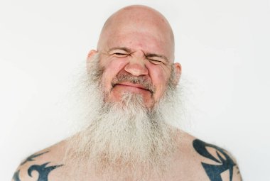 Beyaz arka planda, gülümseyen bir Amerikalı.