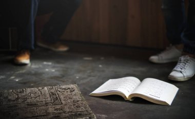 Yerde bir kitap var.