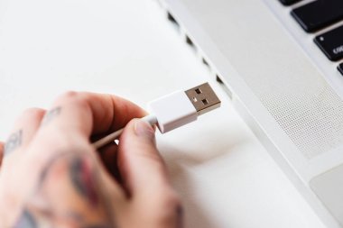 Eller USB kablosunu tutuyor