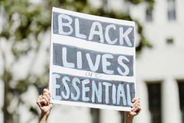 Los Angeles 'taki BLM protestolarında siyahların hayatı önemli bir yönetim kuruludur.