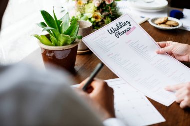 Elleri Tutan Düğün Planlayıcısı Kontrol Listesi Bilgi Hazırlığı