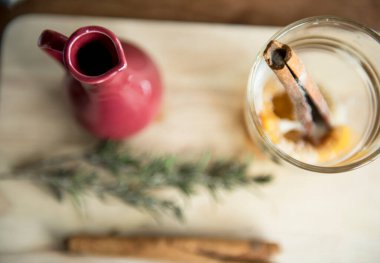 Kırmızı sürahinin hava görüntüsü 