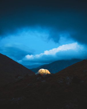 Gwynedd, Galler 'deki Snowdonia Ulusal Parkı' nda kamp.