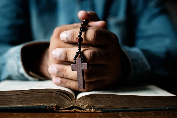Mãos Segurando Cruz Bíblia — Fotografia de Stock