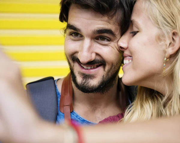 Ζευγάρι Παίρνει Μια Γλυκιά Κινητή Selfie — Φωτογραφία Αρχείου