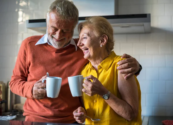 Senior Bere Caffè Cucina Felicità — Foto Stock