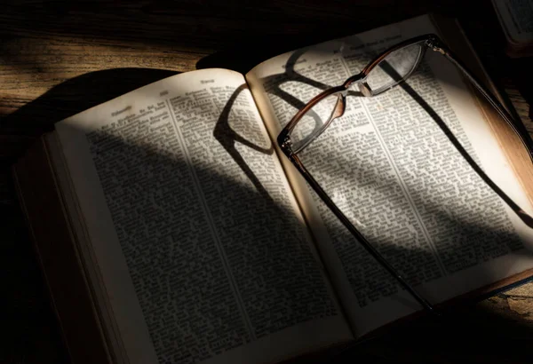 Aufgeschlagenes Bibelbuch Auf Dem Tisch Mit Brille — Stockfoto