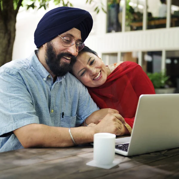 Liefdevolle Senior Indiase Paar — Stockfoto