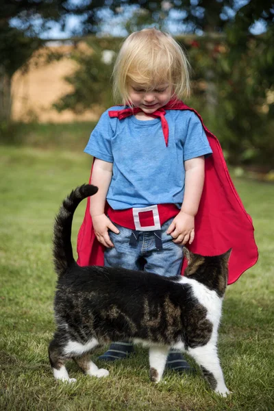 Мальчик Костюме Супергероя Своей Кошкой Дворе — стоковое фото