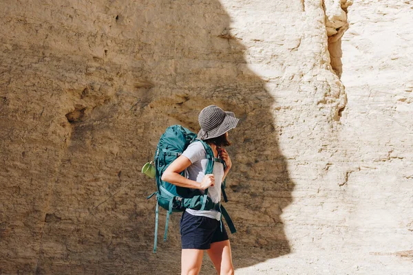 Frau Mit Rucksack Unterwegs — Stockfoto