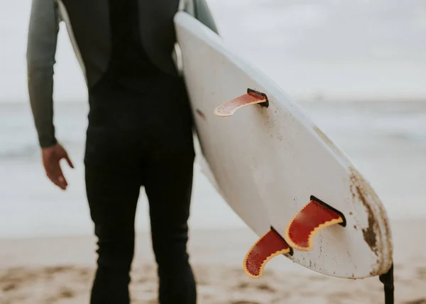 Man Beach His Surfboard — Stock Photo, Image