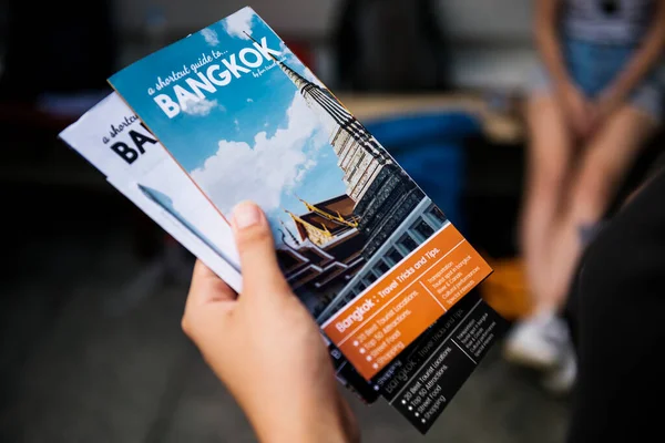 手の閉鎖バンコク旅行ガイドパンフレット — ストック写真