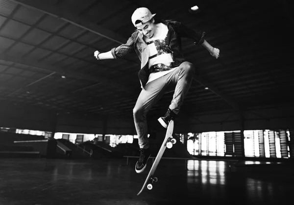 Молодой Человек Наслаждается Скейтбордом — стоковое фото