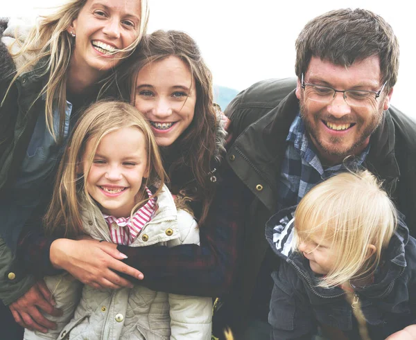 Groep Van Gelukkig Familie Knuffelen Elkaar — Stockfoto