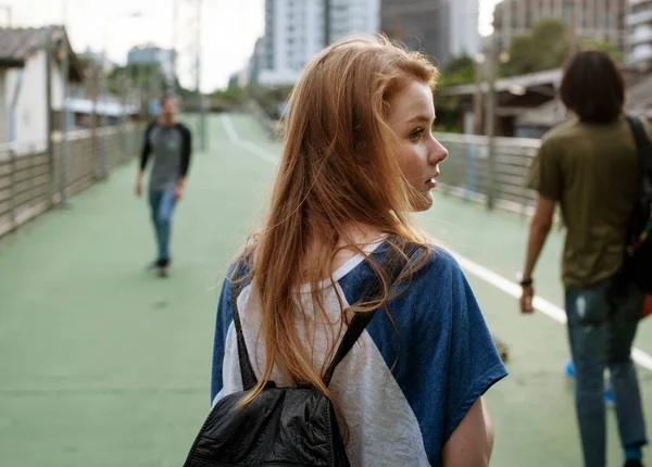 Une Jeune Femme Avec Ses Amis — Photo