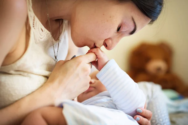 Mãe Beijando Seu Bebê — Fotografia de Stock