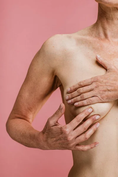 Ηλικιωμένη Γυναίκα Που Γνωρίζει Τον Καρκίνο Του Μαστού — Φωτογραφία Αρχείου