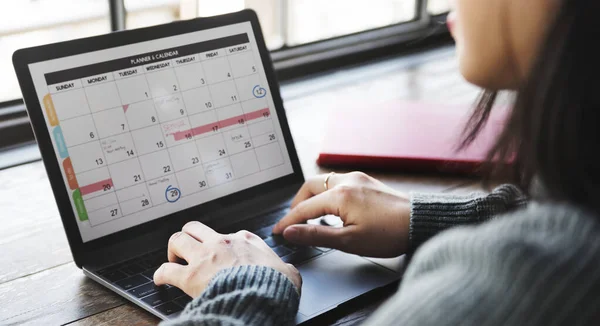 Mujer Asiática Usando Laptop — Foto de Stock